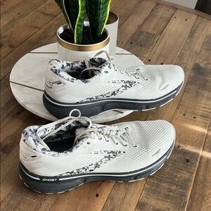 Brooks Ghost 15 Men's White and Black Athletic Shoes